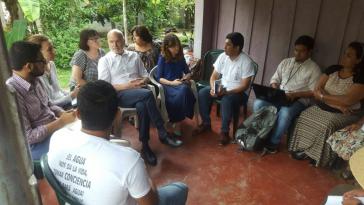 UN-Sonderberichterstatter Michel Forst (im weißen Hemd) besuchte Umweltaktivisten im Blockadecamp in
Pajuiles, Honduras