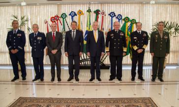 US-Verteidigungsminister Mattis (gelber Schlips) traf in Brasilien mit seinem Amtskollegen Joaquim Silva e Luna (links von ihm) und der Führungsspitze der Streitkräfte zusammen US-Verteidigungsminister Mattis (gelber Schlips) traf in Brasilien mit seinem Amtskollegen Joaquim Silva e Luna (links von ihm) und der Führungsspitze der Streitkräfte zusammen