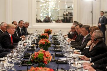 Donald Trump und die Präsidenten von Brasilien, Panama, Kolumbien und Argentinien in Begleitung von weiteren Regierungsvertretern beim privaten Abendessen im September 2017
