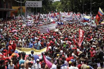 Tausende demonstrierten am Montag in Venezuelas Hauptstadt Caracas gegen den Mordversuch an Präsident Maduro