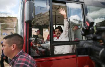 Venezuelas Präsident Maduro, der früher als Busfahrer tätig war, in einem der "roten Busse" des staatlichen SITSSA-Systems Venezuelas Präsident Maduro, der früher als Busfahrer tätig war, in einem der "roten Busse" des staatlichen SITSSA-Systems