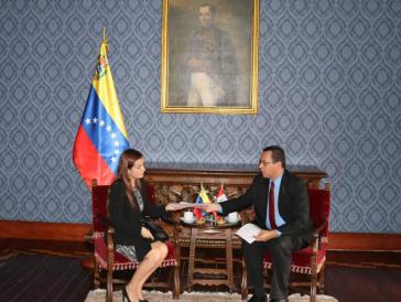 Venezuelas Außenminister Jorge Arreaza über gibt die Protestnote an die Vertreterin Perus in Caracas