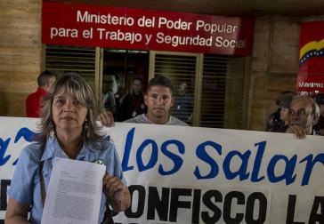 Angestellte des öffentlichen Dienstes bei einer Protestaktion vor dem Sitz des Arbeitsministeriums in Caracas am 12. September (Screenshot) Angestellte des öffentlichen Dienstes bei einer Protestaktion vor dem Sitz des Arbeitsministeriums in Caracas am 12. September (Screenshot)