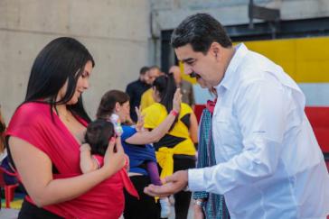 Venezuelas Präsident Maduro bat die Vereinten Nationen beim Besuch eines Geburtshauses in Caracas um Unterstützung bei der Medikamentenversorgung