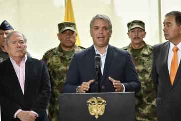 Präsident Iván Duque (vorne) Verteidigungsminister Guillermo Botero (links), gemeinsam mit den Generälen Luis Fernando Navarro (hinten links) und Nicacio Martínez (hinten rechts)