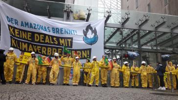 50 Klimaschützer von Greenpeace blockierten am Montagmorgen den Zugang zur Industrie- und Handelskammer in Berlin