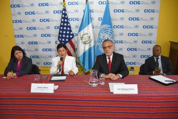Die UN-Mission Cicig und ihre bisherigen Vorkämpfer gegen die Korruption in Guatemala, Ivan Velásquez (zweiter von rechts) und Thelma Aldana (zweite von links), mussten ihre Arbeit nun offiziell beenden Die UN-Mission Cicig und ihre bisherigen Vorkämpfer gegen die Korruption in Guatemala, Ivan Velásquez (zweiter von rechts) und Thelma Aldana (zweite von links), mussten ihre Arbeit nun offiziell beenden