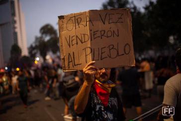 "Wieder einmal haben sie das Volk verkauft": Demonstration in Santiago gegen den Kompromiss von Regierung und Teilen der Opposition