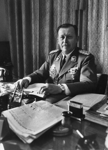 Der ehemalige paraguayische Diktator Alfredo Stroessner an seinem Schreibtisch Der ehemalige paraguayische Diktator Alfredo Stroessner an seinem Schreibtisch