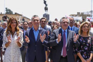Ab heute löst Alberto Fernández (2. von rechts) Mauricio Macri als Präsident von Argentinien ab (jeweils mit ihren Ehefrauen am Sonntag bei einer Veranstaltung in Lujan)