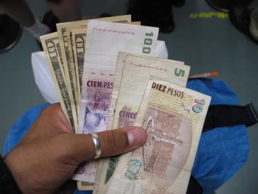 Argentinischer Peso und US-Dollar: Das Spannungsverhältnis konnte auch Macri nicht lösen