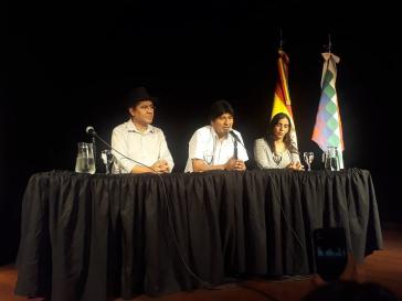 Morales bei der ersten Pressekonferenz in Argentinien am 17. Dezember. Mit dabei die frühere Gesundheitsministerin Gabriela Montaño und Ex-Außenminister Diego Pary Rodríguez