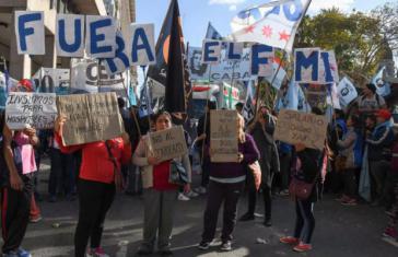 In Argentinien gibt es seit Beginn der Kreditaufnahme massive Proteste gegen den IWF und die "Sparpolitik" Macris In Argentinien gibt es seit Beginn der Kreditaufnahme massive Proteste gegen den IWF und die "Sparpolitik" Macris