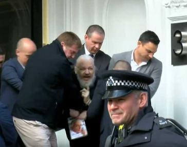 Julian Assange bei seiner Festnahme in der ecuadorianischen Botschaft in London durch britische Polizisten Julian Assange bei seiner Festnahme in der ecuadorianischen Botschaft in London durch britische Polizisten