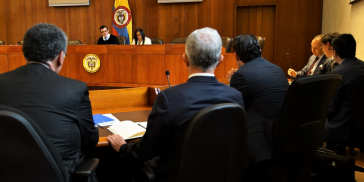 Der kolumbianische Expräsident Álvaro Uribe bei seiner Anhörung vor dem Obersten Gerichtshof am Dienstag. Expräsident Álvaro Uribe im Gerichtssal des Obersten Gerichtshofs bei der Anhörung