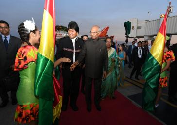 Boliviens Präsident Morales empfing seinen indischen Amtskollegen Kovind am 28. März auf dem Flughafen von Santa Cruz