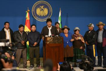 Nach der Publikation des "vorläufigen Berichts" der OAS berief Präsident Evo Morales Neuwahlen ein, damit die Bevölkerung "eine neue Regierung unter Einbeziehung neuer politischer Akteure" wählen kann. Die Opposition akzeptierte dies jedoch nicht und erzwang seinen Rücktritt