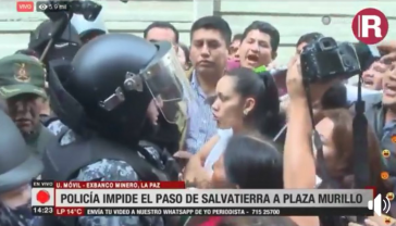 Adriana Salvatierra vor Polizisten am Parlamentsgebäude in la Paz, Bolivien