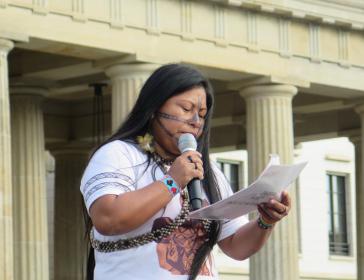 Die Aktivistin Alessandra Korap von der indigenen Gruppe der Munduruku aus Brasilien beim Klimastreik vor dem Brandenburger Tor Die Aktivistin Alessandra Korap von der indigenen Gruppe der Munduruku aus Brasilien beim Klimastreik vor dem Brandenburger Tor