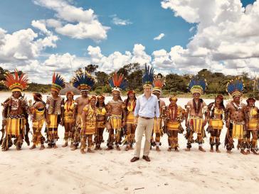 Der brasilianische Umweltminister Ricardo Salles mit Indigenen in Brasilien