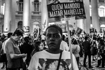 "Wer ließ Marielle ermorden?" Demonstrantin in Curitiba am 14. März