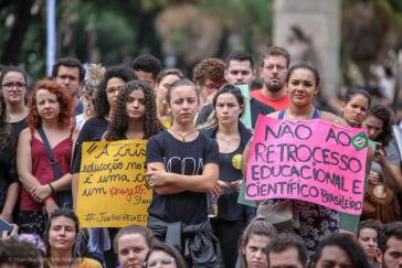 Seit den ersten Kürzungen im Bildungs- und Wissenschaftsbereich der Regierung Bolsonaro im Mai protestieren landesweit Tausende dagegen