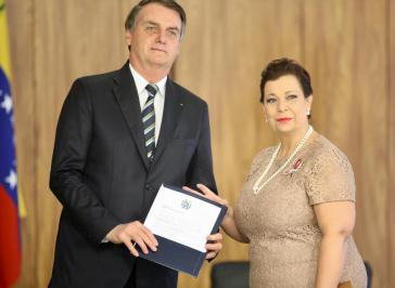 Präsident Bolsonaro und die Vertreterin des selbsternannten Interimspräsidenden Guaidó in Brasilien, Belandria, bei dem offiziellen Akt am 4. Juni im Palácio do Planalto