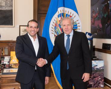 Der OAS-Generalsekretär, Luis Almagro, und der ultrarechte bolivianische Politiker, Luis Camacho, freuen sich gemeinsam in Washington