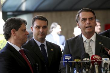 Die Justiz auf der ihrer Seite: Brasiliens Staatsoberhaupt Jair Bolsonoro und sein Sohn, der Senator Flávio Bolsonoro. Die Justiz auf der ihrer Seite: Brasiliens Staatsoberhaupt Jair Bolsonoro und sein Sohn, der Senator Flávio Bolsonoro.