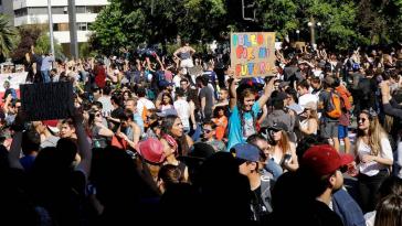 Einer von unzähligen "Cabildos abiertos", den neu entstehenden rätedemokratischen, offenen Versammlungsforen in Chile, in denen die Bevölkerung ihren Widerstand organisiert Einer von unzähligen "Cabildos abiertos", den neu entstehenden rätedemokratischen, offenen Versammlungsforen in Chile, in denen die Bevölkerung ihren Widerstand organisiert