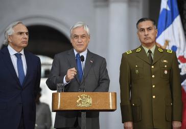 Präsident Piñera ‒ hier bei der Ernennung des neuen Generaldirektors der Militärpolizei, Mario Rozas Córdova, am 21. Dezember ‒ steht nach wie vor hinter seinem Innenminister Chadwick (links im Bild)