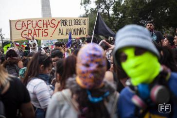 Die Proteste richten sich nun auch gegen das "Gesetz gegen Vermummte" Die Proteste richten sich nun auch gegen das "Gesetz gegen Vermummte"