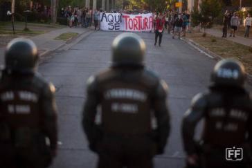 "Hier wird gefoltert": Polizisten vor Demonstranten in Chile