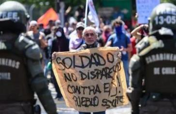 Demonstrant  in Chile: "Soldat, schieß nicht auf das Volk"