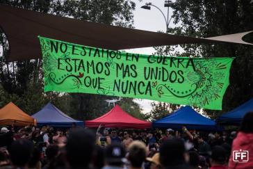"Wir sind nicht im Krieg - wir sind vereinter denn je". Protestierende in Chile fordern den Rücktritt Piñeras und eine verfassunggebende Versammlung