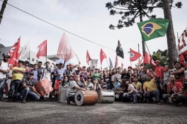 Mitglieder der brasilianischen Gewerkschaft Central Única dos Trabalhadores protestieren für Lulas Freilassung