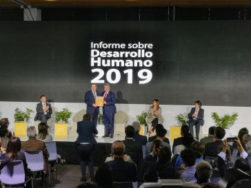 Der kolumbianische Präsident, Iván Duque, freut sich bei der Präsentation des UNDP.Berichts trotz manifestierter struktureller Ungleichheit in Kolumbien