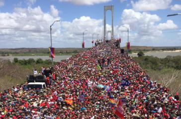Am Mittwoch gingen in Bolívar eine große Menge an Unterstützern der Regierung auf die Straßen, hier auf der Brücke Angostura