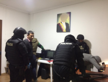 Polizei in den Räumen der Partei Compromiso Social RC5. Das Bild von Ex-Präsident Correa im Hintergrund wurde vor Veröffentlichung durch die Staatsanwaltschaft unkenntlich gemacht