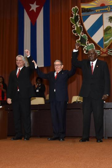 Von links: Kubas Präsident Miguel Díaz-Canel, KP-Generalsekretär Raúl Castro und Parlamentspräsident Esteban Lázo Hernández