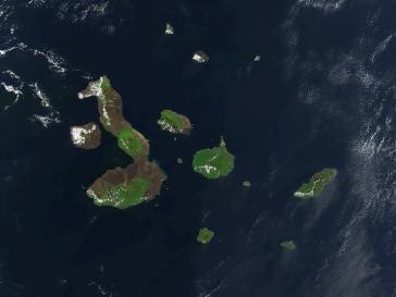 Die Galápagos-Inseln. San Cristóbal ist die größere Insel am rechten Bildrand