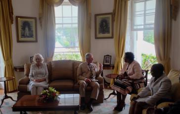 Der Prinz und die Herzogin von Cornwall trafen unter anderem mit der Gouverneurin von Barbados, Sandra Mason, zusammen