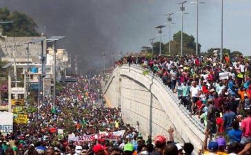 Zehntausende gehen in Haitis Hauptstadt Port-au-Prince auf die Straße und fordern den Rücktritt von Präsident Moïse