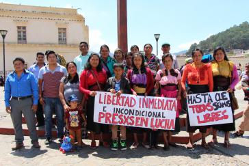 Ganz links außen im blauen Hemd: Justizopfer Alfredo Gómez López bei einer Protestaktion in Mexiko