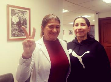 Omaira Rojas Cabrera alias Sonia (rechts im Bild) nach ihrer Freilassung mit Farc-Senatorin Sandra Ramírez