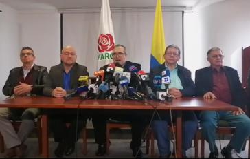 Der Vorsitzende der Farc-Partei Rodrigo Londoño (Mitte) mit weiteren Mitgliedern des Nationalen politischen Rates der Farc bei der Pressekonferenz am Donnerstag (Screenshot)