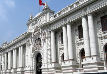 Der Präsident hat den Kongress von Peru abgesetzt