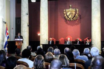 Kubas Präsident Miguel Díaz-Canel  (Mitte) zu Besuch beim obersten Gerichtshof des Landes im Januar 2019