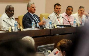 Kubas Präsident Díaz-Canel (zweiter von links) gab bei der Abschlusstagung des Verbands der kubanischen Ökonomen wichtige Änderungen bekannt