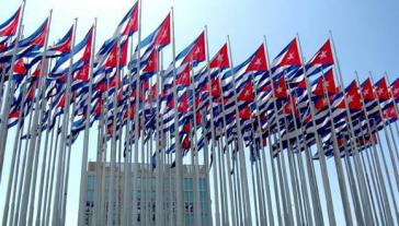 Kubanische Fahnen vor der US-Botschaft in Havanna